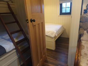 Postel nebo postele na pokoji v ubytování Rathgillen Cabin