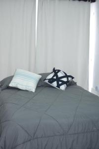 ein Bett mit zwei Kissen darüber in der Unterkunft COLIBRÍ TINY HOUSES in Fortuna