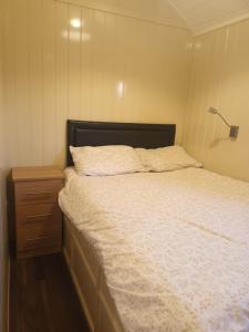 Postel nebo postele na pokoji v ubytování Rathgillen Cabin
