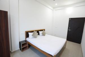 Postel nebo postele na pokoji v ubytování Bhardwaj Darbar