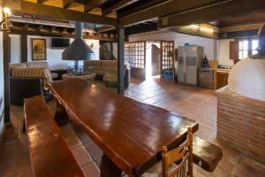 drewniany stół w pokoju z kuchnią w obiekcie LA KASONA w Kordobie