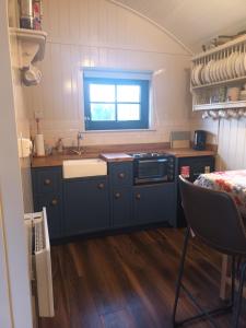Kuchyň nebo kuchyňský kout v ubytování Rathgillen Cabin