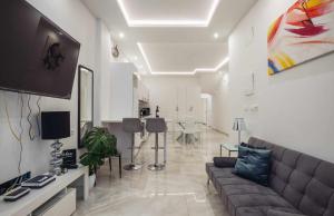 a living room with a couch and a flat screen tv at Lujo exclusividad espacioso Madrid centro in Madrid