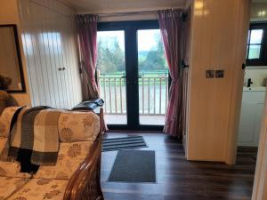 Postel nebo postele na pokoji v ubytování Rathgillen Cabin
