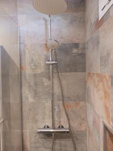 een douche met een douchekop in de badkamer bij Casa mary in Costa de Antigua
