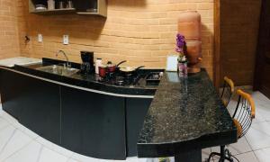 una cucina con piano di lavoro e lavandino di Flat com 2 quartos 2 banh AR e uma vista espetacular na área central de GV com cozinha completa-Bom p grupos ou familias ou empresas a Governador Valadares Altre 13 foto