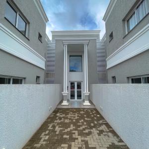 un edificio blanco con una puerta en el medio en Apto Adilson, en Foz do Iguaçu 26 fotos más