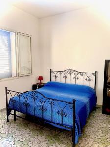 una camera con letto e piumone blu di Villino dei Dori, Marinella di Selinunte a Marinella di Selinunte
