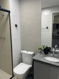 ein weißes Bad mit einem WC und einem Waschbecken in der Unterkunft Studio Acolhedor e Moderno no Centro de São Paulo! in São Paulo