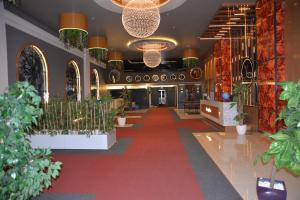 un couloir avec des plantes en pot dans un bâtiment dans l'établissement TEVETOGLU HOTEL, à Istanbul