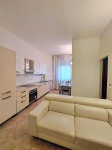 sala de estar con sofá y cocina en WATERCOLOR House ,fibra internet and Disney plus, en Milán
