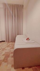 1 dormitorio con 2 camas y una ventana con cortinas en WATERCOLOR House ,fibra internet and Disney plus, en Milán