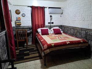 una camera con letto con tenda rossa di Casa Jazz a Salinas