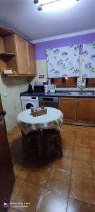 uma cozinha com uma mesa no meio em Apartamento Fazunchar em Figueiró dos Vinhos
