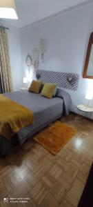 um quarto com uma cama com duas almofadas em Apartamento Fazunchar em Figueiró dos Vinhos