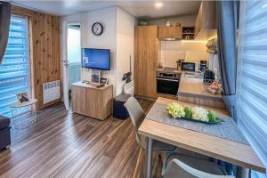 Kuchyň nebo kuchyňský kout v ubytování Tinyhouse am See im Donau-Ries