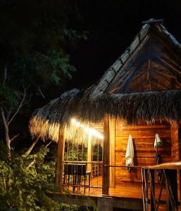 uma cabana com telhado de palha à noite em Todo Bien Nicaragua em San Juan del Sur
