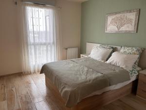 Tempat tidur dalam kamar di Appartement T2 proche d'Airbus et centre ville de Toulouse