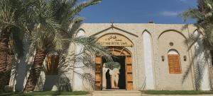 una chiesa con palme di fronte di Best One - بيست ون a Siwa