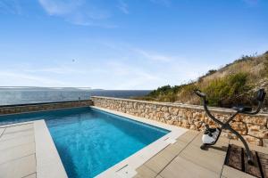 Bazén v ubytovaní Villa Plava Voda Luxury Villas alebo v jeho blízkosti