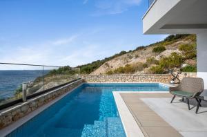 Bazén v ubytovaní Villa Plava Voda Luxury Villas alebo v jeho blízkosti