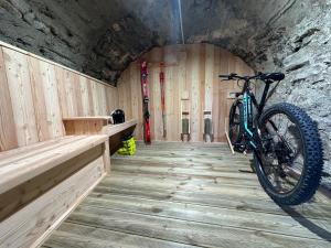 una bicicleta estacionada en una habitación con un túnel en Maison Dédé - CIR Charvensod 0004, en Charvensod