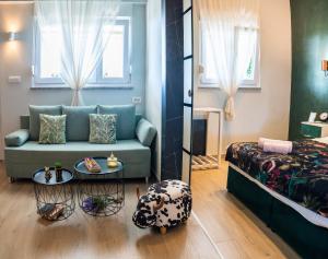 - un salon avec un canapé et un lit dans l'établissement M Inn - Seaview with sunny terrace, à Kastav