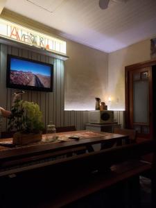 uma sala de estar com uma televisão de ecrã plano na parede em Vale Aventura em Colinas