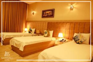 une chambre d'hôtel avec 2 lits et 2 lampes dans l'établissement Sargali Duhok Hotel, à Duhok