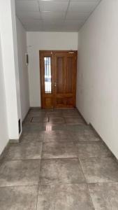 an empty room with a door and a tile floor at Loano I - Confort Moderno en Primer Piso con acceso por escalera! in Belén de Escobar
