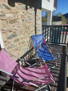 2 sillas de jardín sentadas en un balcón en Gran Paradiso, en Alpette