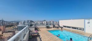a swimming pool on the roof of a building at Top Wave Itapoã 2 (702s) in Vila Velha