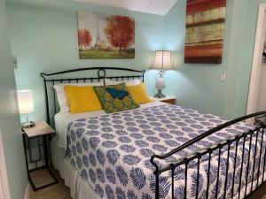 - une chambre avec un lit doté d'une couette violette et blanche dans l'établissement Seaside Cottage, à Clearwater Beach