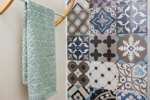 Baño con azulejos azules y blancos en la pared en Quintinha Tropical - Panoramic Gateway to Madeira, en Funchal 54 fotos más