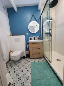 a bathroom with a toilet and a sink and a shower at Le Corail - Superbe Duplex 3 chambres 6 personnes in Le Grau-du-Roi +15 photos