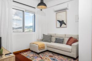 - un salon avec un canapé et une fenêtre dans l'établissement Casa da Angela, à Funchal