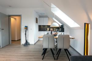 a kitchen and dining room with a table and chairs at Luxuswohnung am Steinhuder Meer - Tierfreundlich - D in Wunstorf