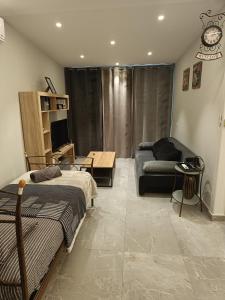 uma sala de estar com duas camas e um sofá em Top View Apartment em Kateríni