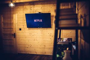 a sign that says netflix on a wooden wall at Łosiówka in Bystre