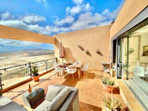 a living room with a view of the desert at Triplex Caleta de Fuste Impresionantes vistas in Caleta De Fuste