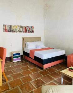 1 dormitorio con 1 cama en una habitación en Hotel Villa Occidente, en Santa Fe de Antioquia