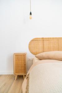 een slaapkamer met een bed en twee rieten manden bij Suberbe appartement 80 m2 quartier Castellane - Le Patio - in Marseille