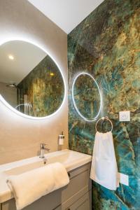 een badkamer met een wastafel en een spiegel bij Suberbe appartement 80 m2 quartier Castellane - Le Patio - in Marseille