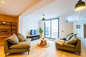 een woonkamer met twee banken en een tafel bij Suberbe appartement 80 m2 quartier Castellane - Le Patio - in Marseille