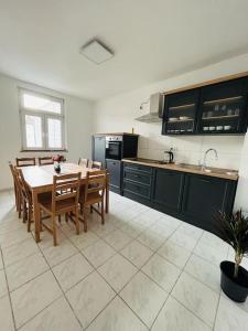 een keuken met een tafel en stoelen in een kamer bij City Wohnung Zentral 85-5 in Dortmund