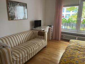 un soggiorno con divano e scrivania di Feel home a Francoforte sul Meno