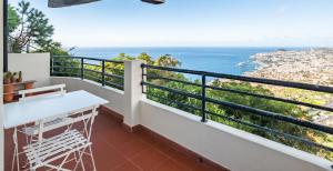 uma varanda com vista para o oceano em Casa da Angela no Funchal