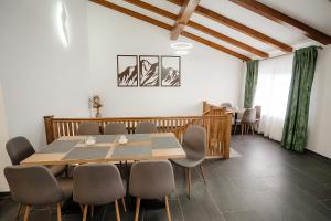 - une salle à manger avec une table et des chaises dans l'établissement Casa Mecva, à Borşa