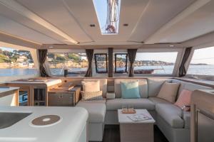 ein Wohnzimmer in einem Boot mit Sofa in der Unterkunft catamarano isla 40 in San Vincenzo