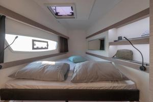 1 Schlafzimmer mit 2 Betten und einem Fenster in der Unterkunft catamarano isla 40 in San Vincenzo